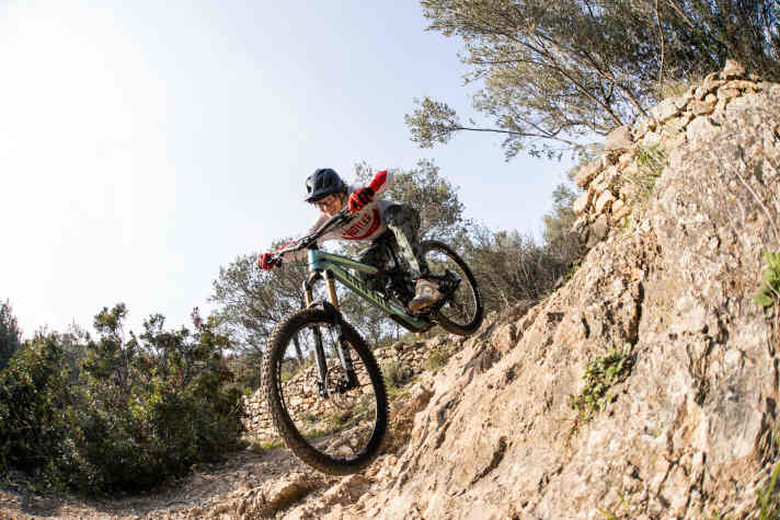 With its 62.6 degree head angle and 1280 millimetre wheelbase, the Strive - despite its smaller frame size - can do one thing above all: mill downhill at full throttle along the fall line.