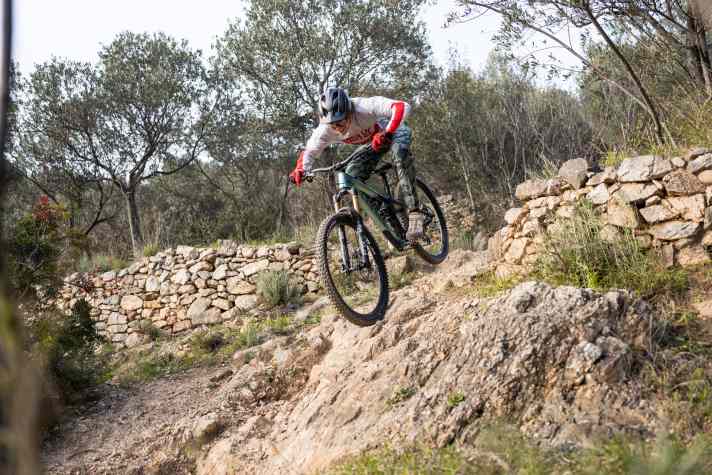 The reach of the Strive measures 500 millimetres in size L! By comparison, the majority of competitors in this size range between 470 and 485 millimetres. It is therefore better to choose a size smaller in order to harmonise the proportions of man and machine.