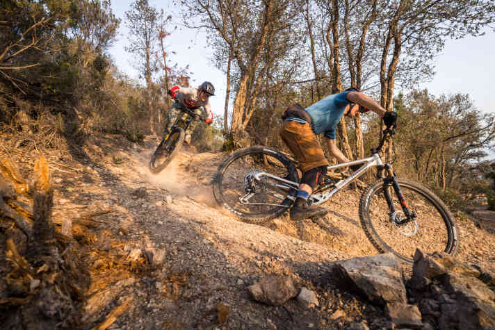 With a sure hand on the steering, the Crossworx carves downhill as if on slalom skis.