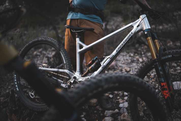 Das Qualitätssiegel „Made in Germany“ können sich nur wenige Hersteller ans Revers heften. Zudem legt das Crossworx-Team bei der Herstellung großen Wert auf Nachhaltigkeit. So werden nicht nur die Alu-Rohre in Rudolstadt zusammengebrutzelt, auch die Frästeile stammen aus der Region.