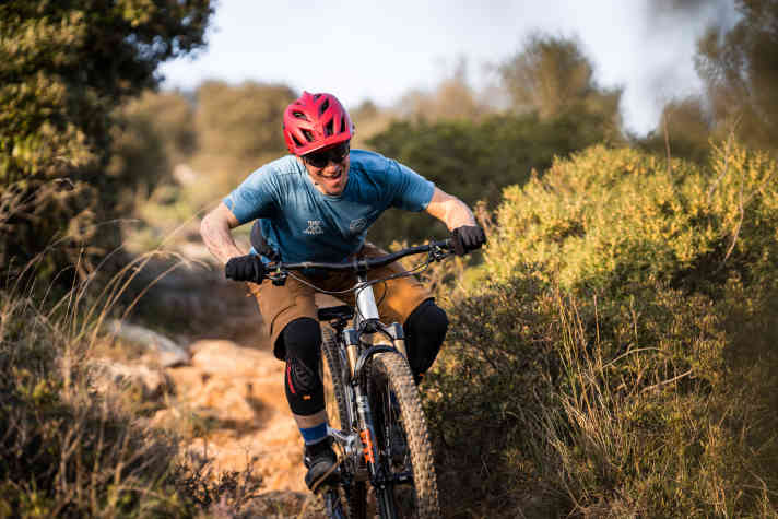 Für diesen Traum-Bike-Test wurde uns eine Light-Variante des Enduros zur Verfügung gestellt. Zum Glück, denn die etwas zahmere Ausstattung und das gute Gewicht betont den quirligen Charakter des Bikes.