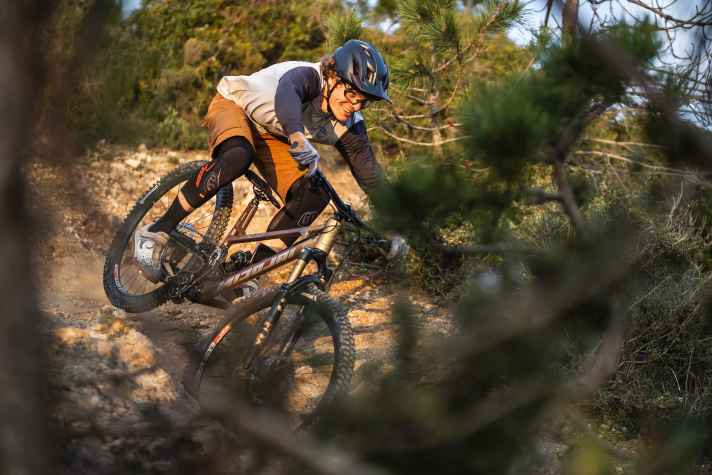 Auf anspruchsvollen Enduro-Strecken, wie hier dem Mens-DH in Finale Ligure, zaubert die kompromisslose Downhill-Souveränität des Nicolai Nucleon seinem Piloten ein Lächeln ins Gesicht.