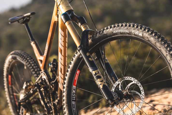 Auch abseits des Supre-Antriebs ist das Nicolai Nucleon ein spannendes Enduro-Bike. Die Fox 38 Factory Federgabel steht 63 Grad flach im Aluminium-Rahmen.