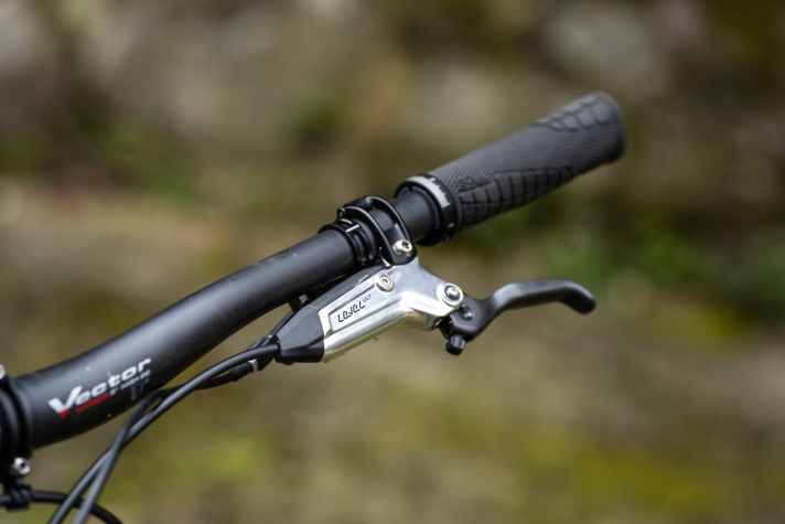 Ein No-Go in der ansonsten makellosen Ausstattungsliste sind die schwachen Sram-Level-Bremsen. Während die Stopper an einem XC-Bike noch funktionieren, sind sie am 301CL trotz vier Kolben heillos überfordert.