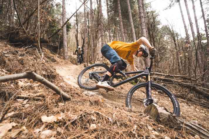 Unter unseren Testern polarisierte das K.I.S.-System. Im Downhill stößt man bei dezenten Lenkimpulsen ohne Schräglage auf einen ungewohnten Widerstand. Ein Mehrwert ist dafür in schnellen, lang gezogenen Kurven zu spüren. Dort hält das Liteville seine Linie, als würde es auf Schienen fahren. Gleiches gilt für ruppige Vollgaspassagen, wo K.I.S. den Fahrer perfekt unterstützt.