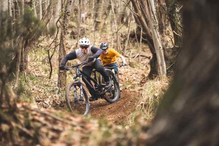 Test rider Mario chases the Range over his favourite trail in Finale Ligure: The Revenant. In tow is BIKE test editor Jan Timmermann.
