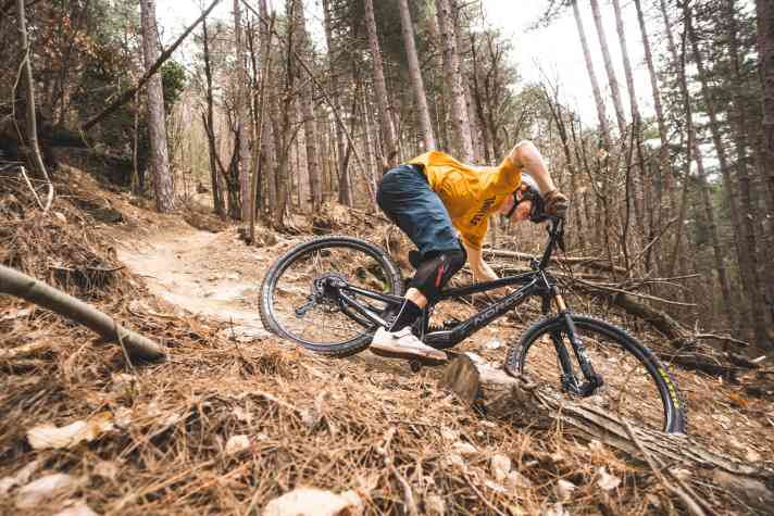 Lob gibt’s für die größenspezifische Geometrie: Neben den Kettenstreben optimiert Norco auch den Lenkwinkel und den Sitzwinkel je nach Rahmengröße. So kommen Biker jeder Körpergröße in den Genuss eines perfekt ausbalancierten Bikes.