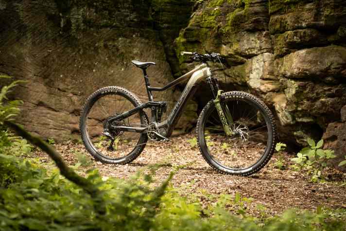 Ausstattungswunder! Das Centurion No Pogo F3000i steht mit Rockshox Ultimate-Fahrwerk, elktronischer Di2-Schaltung von Shimano mit Automatikfunktion und kräftigen XT-Stoppern am Traileinstieg. Für offiziell 4499 Euro gab´s das noch nie!