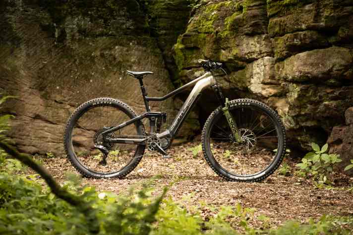 Das Centurion No Pogo F ist ein bewährtes All Mountain. Gerade die Top-Variante F3000i bietet mit Ultimate-Fahrwerk und XT-Di2 Automatik-Schaltung maximal viel Bike fürs Geld.