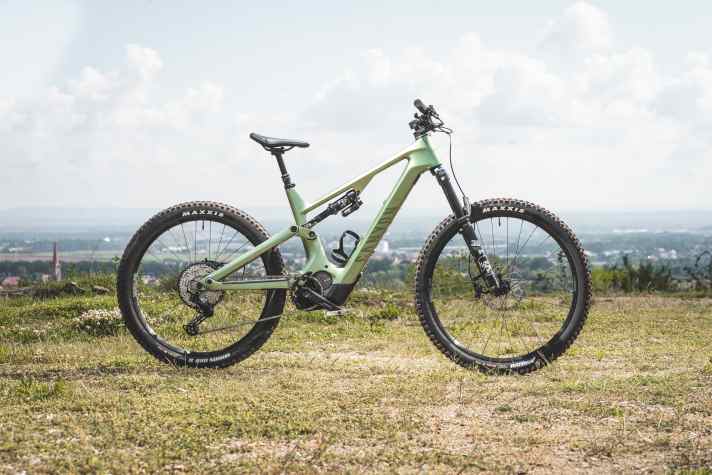 Canyon Spectral:On CF 8 // Shimano EP801 // 720 Wh (optional 900 Wh) // 160/150 mm / 29/27.5 inch // 23.5 kg // 5999 Euro