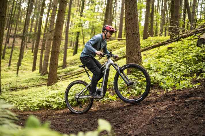 The Moterra 3 takes climbs in its stride, even when things get steeper. However, the traction on the rear wheel is not optimal, which is limiting on deep or wet ground.