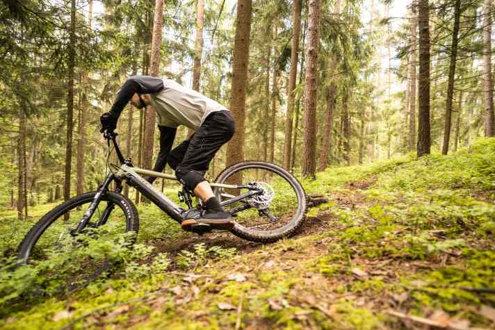 Kruvenräuber! Das Rift Zone mag Schräglage und rasante Turns.