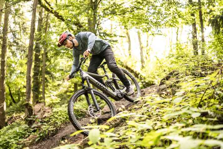 The strong ZEB fork and the grippy tyres give the rider a lot of confidence off-road.