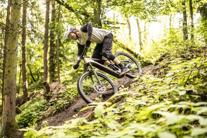 Die starke Rockshox Lyrik Ultimate gibt bergab die Linie vor. Der Fahrer profitiert von geschmeidigem Ansprechverhalten und souveräner Federung. Das bringt dem No Pogo Punkte in der Abfahrt.