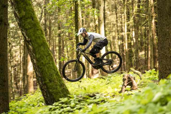 Mit Luftstand über den Trail segeln? Hat das No Pogo zwar drauf. Doch die Kernkompetenzen des fahrstarken Tourers liegen in anderen Gefilden und bei gemütlicherer Gangart.