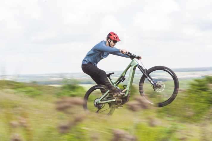 Thanks to the short rear end and high front, the bike is relatively easy to pull onto the rear wheel.