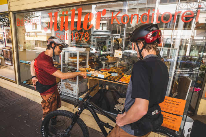 Energy from carbohydrates is irreplaceable for endurance athletes. They can be absorbed better in liquid form than sweet pastries from the bakery during strenuous exercise.