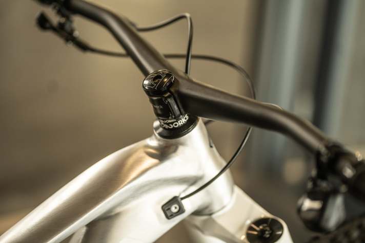 A one-piece, short carbon cockpit from Faserwerk saves weight on the top model of the Alutech Pelmo.