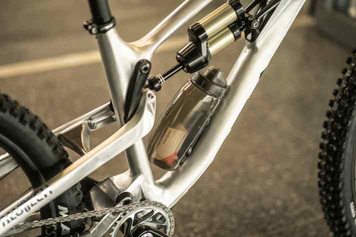 For a long time, Alutech riders had to do without a water bottle in the frame triangle. The new Pelmo comes with a bottle cage mount.