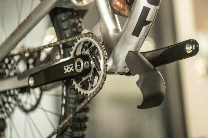 Im Unterrohr des neuen Alutech Bikes verbirgt sich ein Staufach. Öffnen lässt sich dieses über ein Scharnier.