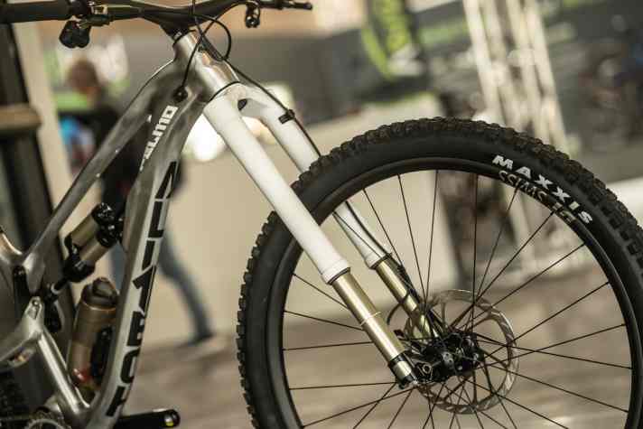 Ein seltener Anblick in Komplettbikes: Die Topversion des Alutech Pelmo kommt mit einer edlen Intend Hero White.