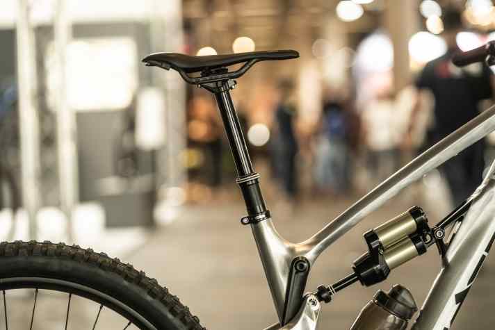 Die kurzen Sitzrohre des Alutech Pelmo lassen sich mit langen Variosattelstützen kombinieren und sollen für viel Bewegungsfreiheit über dem Bike sorgen.