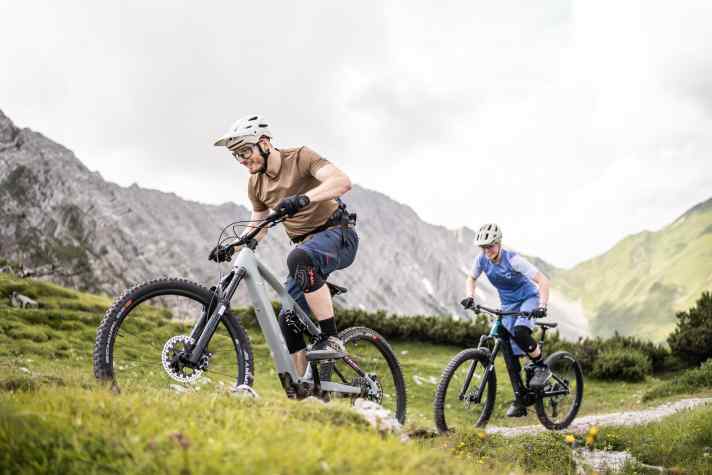 Bergauf drängelt das Giant mit starkem Motor von hinten. Doch für lange Touren muss man sparsam mit dem Akku umgehen und sollte die Unterstützung drosseln.
