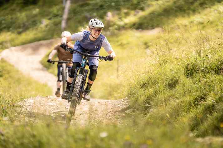 On flowing trails, a big grin is pre-programmed at the wheel of the Trance X E+ Elite.