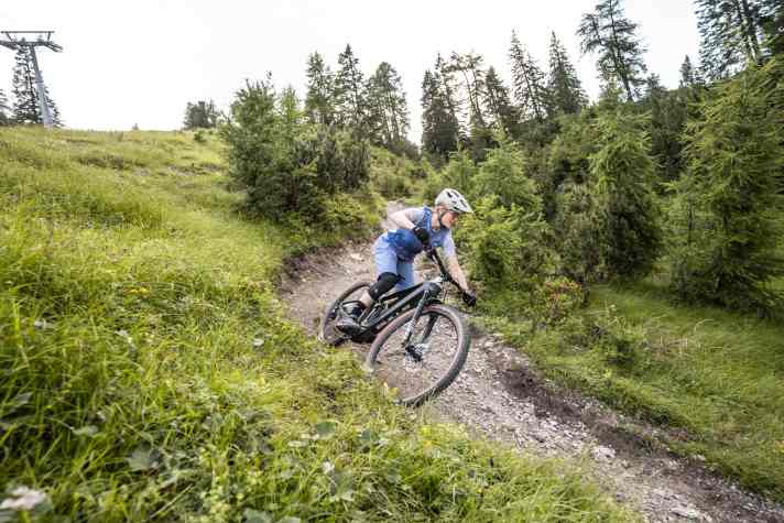 The Bulls Sonic EVO AM SX1 favours shallow terrain. On rough terrain, the impacts are clearly passed on to the rider.