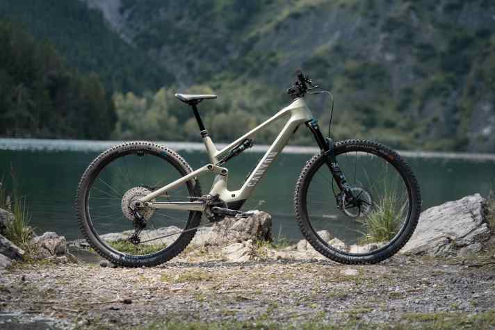 Canyon Neuron:On Fly CF 8 // Bosch Performance Line SX // 400 Wh, fest verbaut // 140 mm // 29 Zoll // 19,6 kg / 5599 Euro