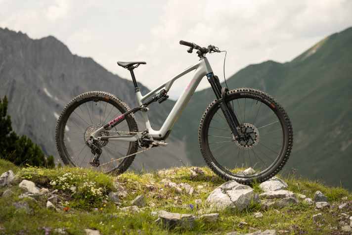 Cube AMS Hybrid One44 TM // Bosch Performance SX // 400 Wh, permanently installed // 140 mm // 29 inches // 18.4 kg // 6499 euros.