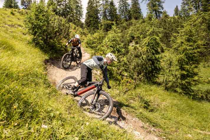 The Liteville is a large-calibre enduro bike, but still remains nice and poppy and easy to handle. Strong cornering thanks to the low bottom bracket.