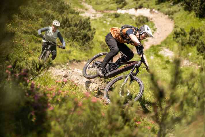 Mit Highspeed bergab mag das Rotwild am liebsten. Toll, wie handlich das Vollgas Enduro dabei noch bleibt.