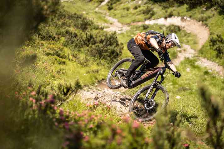 Licence to rattle: The Rotwild likes to go downhill at high speed. It's great how manoeuvrable the full-throttle enduro still remains.