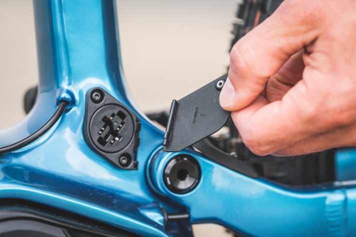 Die neuen Modelle erben die abnehmbare Ladeport-Abdeckung vom Hybrid AMS One44. Denn auch die CX-Bikes sind künftig kompatibel mit dem Range Extender Power More 250. Ist dieser angeschlossen, wird die Abdeckung abgenommen, damit sie beim Pedalieren nicht im Weg ist.