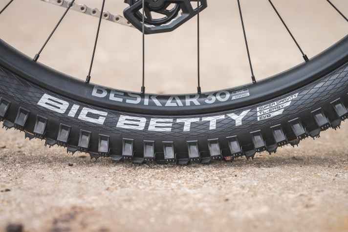 Mit an Bord ist ein robuster Hinterreifen mit Supergravity-Karkasse von Schwalbe.