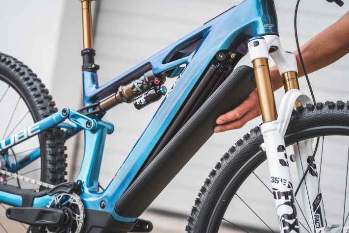 Unter das Akku-Cover der neuen Cube-E-MTBs passt wahlweise der neue Powertube 800 oder der kleinere und leichtere Powertube 600.