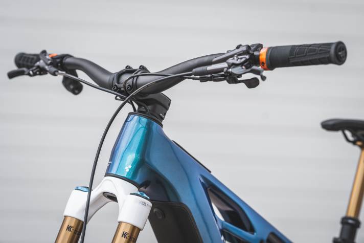 Die Züge und Kabel laufen durch den Steuersatz ins Rahmeninnere. In Kombination mit der AXS-Funkschaltung von Sram bringt das ein sehr aufgeräumtes Cockpit.