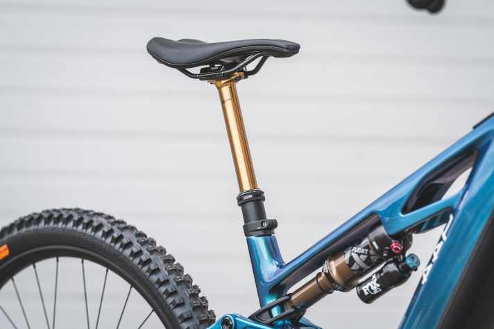 Die Sitzrohre der 2025er-E-Mountainbikes von Cube fallen kürzer aus. So bleibt Platz für längere Teleskopstützen. Die kurzen Dropper waren bisher stets ein Kritikpunkt. Künftig gibt´s immerhin 170 mm an L-Bikes.