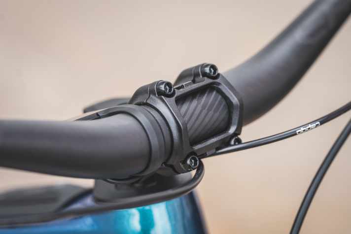 Ist die Lampe nicht montiert, sieht man am Vorbau nur zwei unscheinbare Nasen, die den X-Connect-Halter aufnehmen.