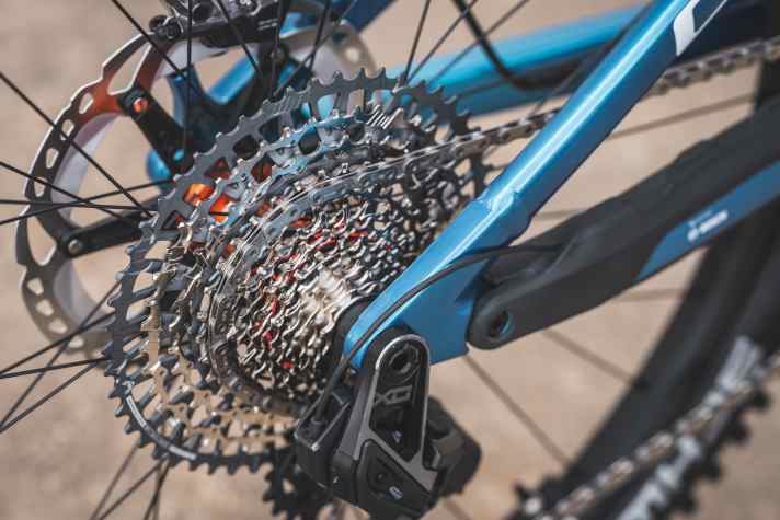 Geschalten wird mit Srams X0 Transmission per Funk. Das Schaltwerk bekommt den Strom aus dem Haupt-Akku via Kabel.