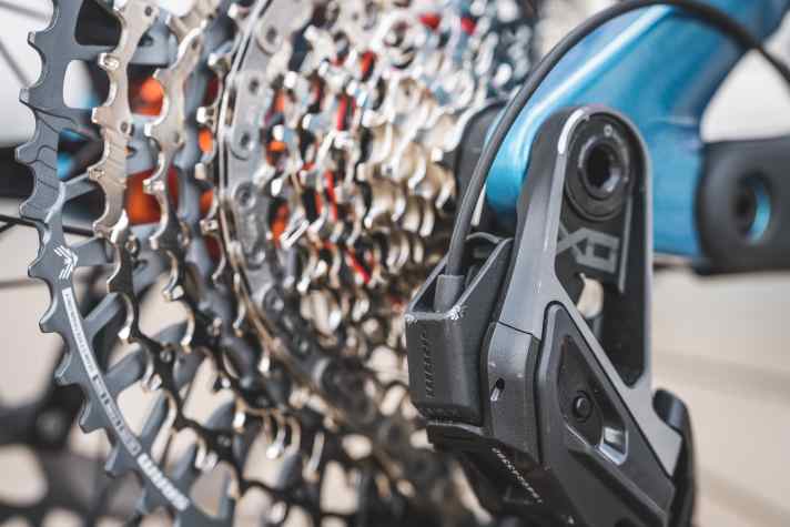 Die AXS-Funkschaltung an den teureren Modellen wird kabelgebunden vom Haupt-Akku mit Strom versorgt. So muss kein separater Akku fürs Schaltwerk geladen werden.