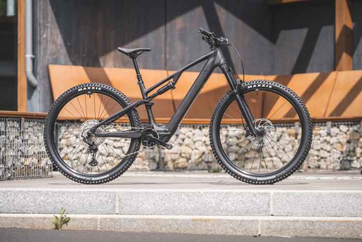 Das Cube AMS Hybrid One44 Race kostet 4999 Euro (>> <a href="https://www.awin1.com/cread.php?awinmid=13793&awinaffid=471469&clickref=B+Cube+AMS+Hybrid+One44+Race&ued=https%3A%2F%2Fwww.liquid-life.de%2Fproducts%2Fcube-ams-hybrid-one44-c-68x-race-400x-blackl-2025" target="_blank" rel="noopener noreferrer nofollow">hier erhältlich</a>*) und ist das günstigste Light-E-MTB mit Bosch SX von Cube. Gewichtsangabe vom Hersteller: 18,8 kg in Größe M.