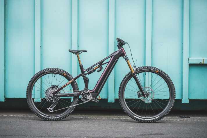 Das Stereo Hybrid One77 ist das vermutlich abfahrtsstärkste E-MTB, das Cube bisher gebaut hat. Dafür gibt´s 170 Millimeter Federweg und Laufräder im Mullet-Setup.  Gewicht laut Hersteller: 23,5 kg.