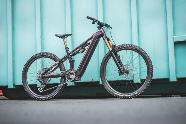 The Stereo Hybrid One77 is probably the most powerful downhill E-MTB that Cube has ever built. It comes with 170 millimetres of suspension travel and wheels in a mullet setup. Weight according to the manufacturer: 23.5 kg.