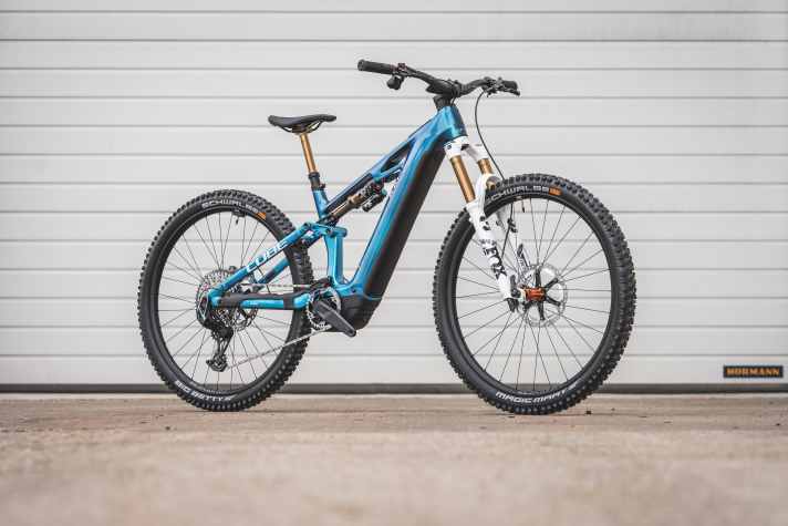 Neuer Look, bekannte Tugenden: Das Cube Stereo Hybrid One44 soll eine breite Gruppe an Bikern glücklich machen. Vom gediegenen Gelegenheits-Biker, bis zum Trail-Fan. Im Bild die Variante “Action Team” für 6999 Euro.