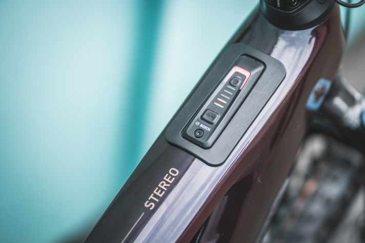 The Bosch system controller is located in the top tube, which houses the control centre of the smart system. Coloured LEDs indicate the battery status and support level.