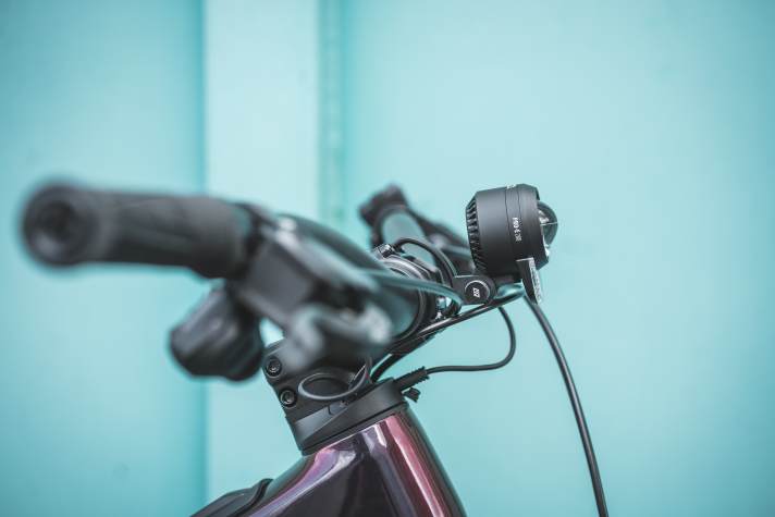 A front light can be clipped directly onto the stem using a special fastening mechanism.