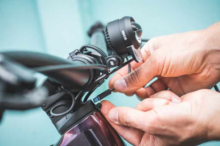 Mit dem System X-Connect, das bei allen neuen Modellreihen von Cube zum Einsatz kommt, kann in Sekunden eine Frontleuchte angesteckt werden. Der Strom kommt direkt aus dem Haupt-Akku.