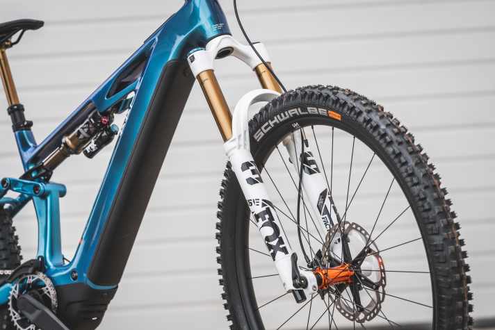 The suspension comes from Fox's Factory range. The Fox 36 with 150 mm stroke works at the front.